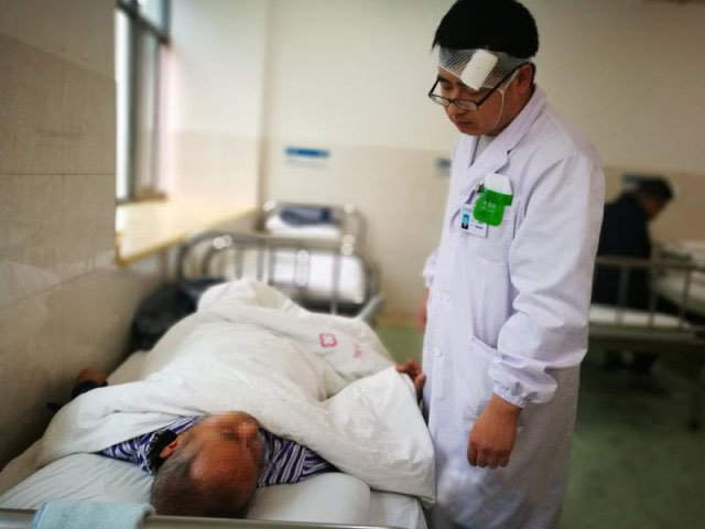 仍然堅守的齊醫(yī)生 (2).jpg